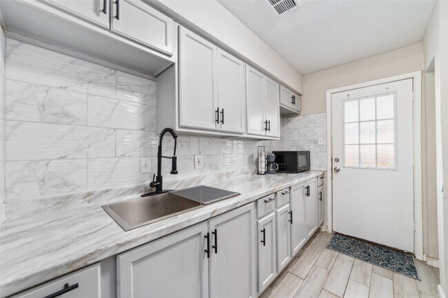 Foto del edificio - 7821 Fuqua St