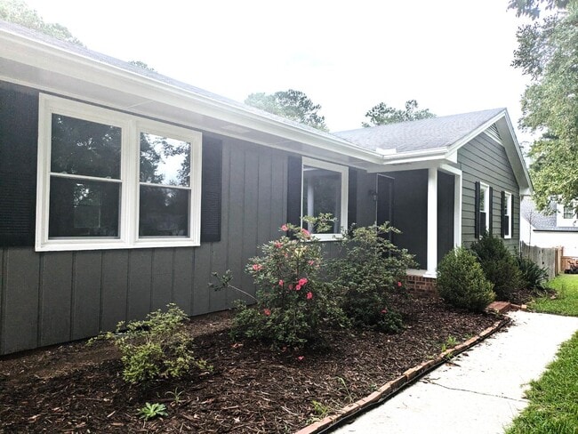 Building Photo - 929 Greenbriar Dr