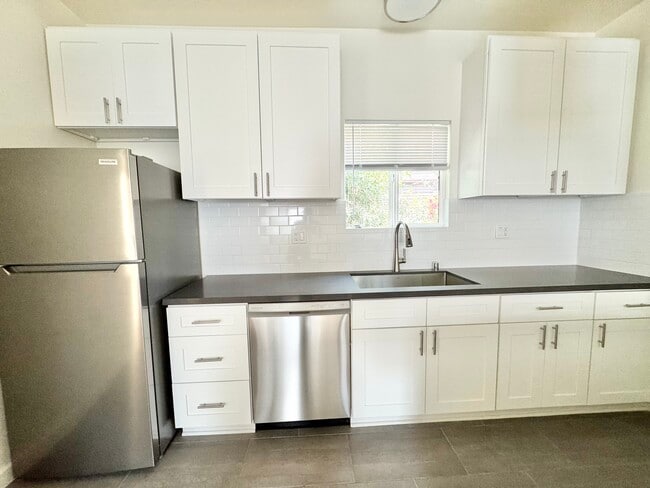 Building Photo - 515-518 3/4 N Mariposa Ave