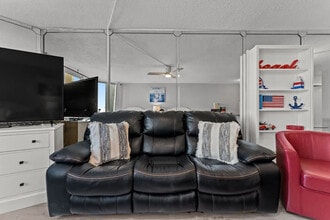 Building Photo - 8817 S Thomas Dr