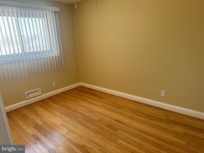 Foto del edificio - 7442 Forrest Ave