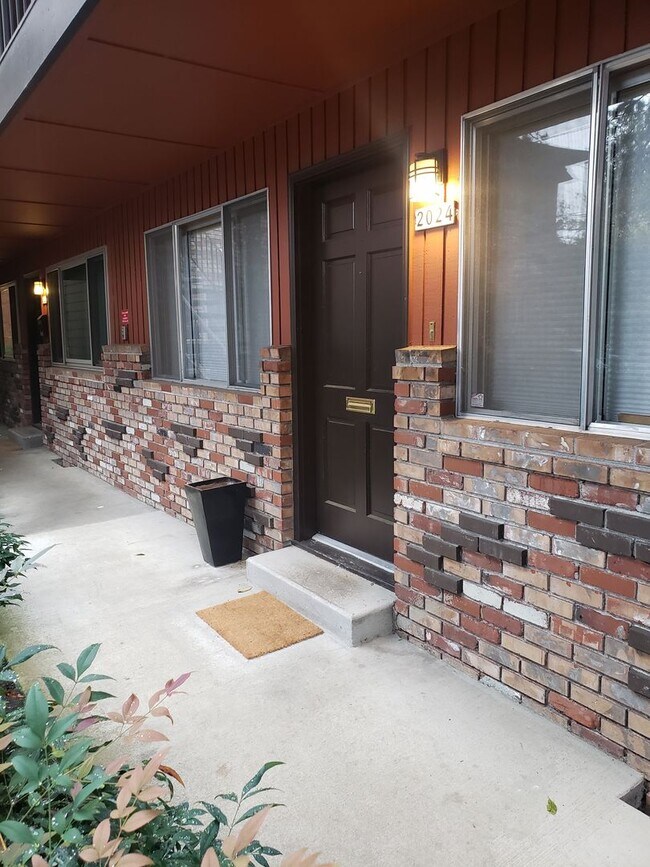 Foto del edificio - Charming Updated 2 bed/1 bath Condo on Ground Floor in Desirable Irvington District! W/S/T included