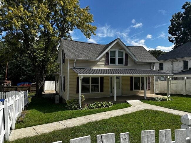Building Photo - Black Mountain Rental