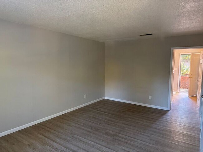 Foto del edificio - Townhouse style apartment- REMODELED!!