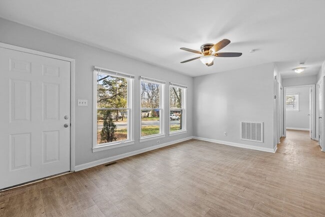 Building Photo - Beautiful 3BR Home in SE Raleigh - Fully Renovated + HUGE Fenced in Yard!