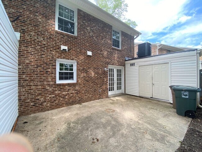 Building Photo - Lovely 3 Bed End-Unit in Battle Forest!