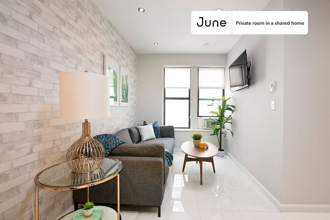 Building Photo - Private bedroom in 3 bed/1 bath Home