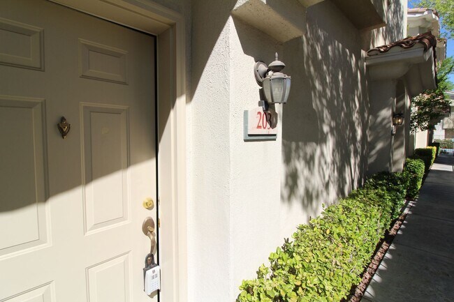 Foto del edificio - SHOWINGS AVAILABLE NOW