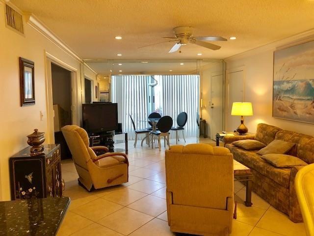 Foto del edificio - 6435 Bay Club Dr