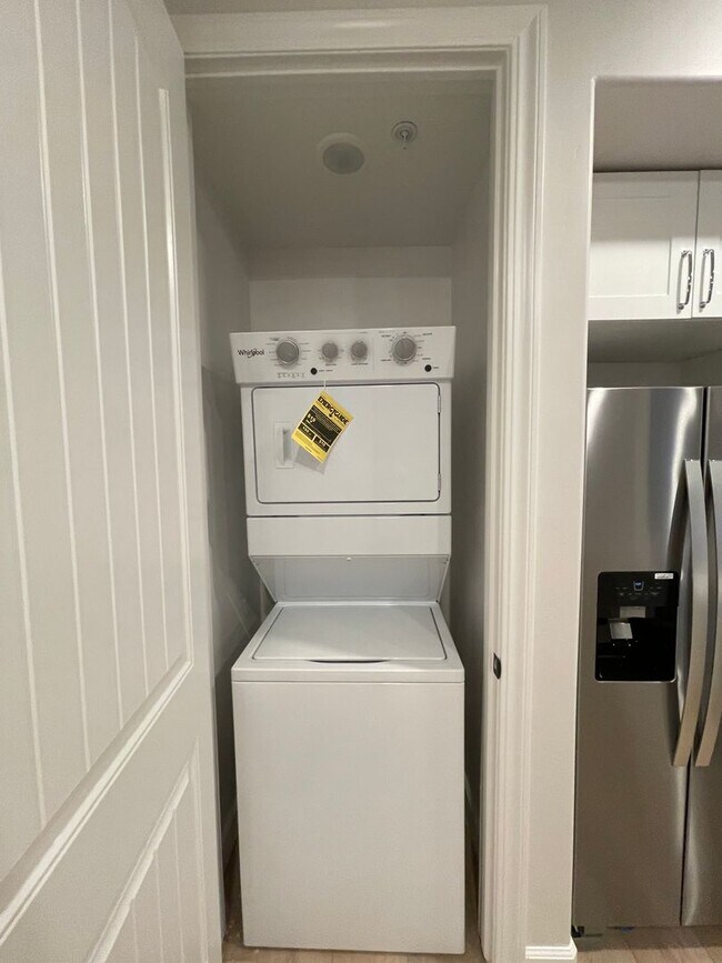 Foto del edificio - Italian Villages | 1-Bedroom, 1-Bath Basement (End Unit)