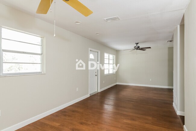 Building Photo - 3135 Olympic St, Sarasota, FL 34231, USA