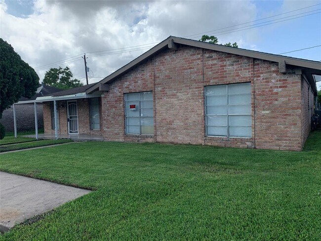 Building Photo - 15135 Woodforest Blvd