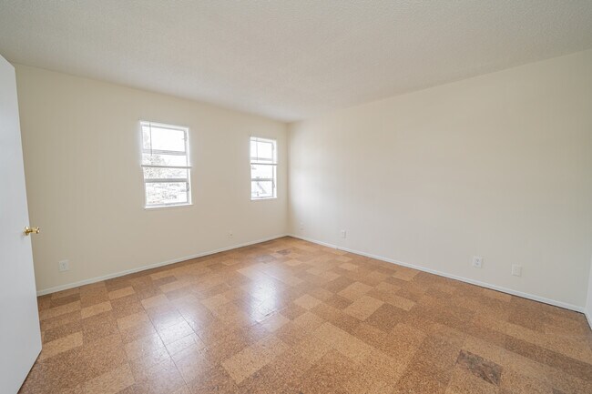 Foto del edificio - 1467 Russell St