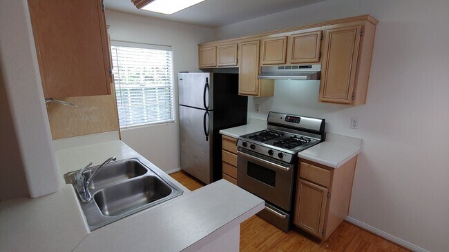 Foto del edificio - Hillcrest 2-Br, 2-Ba, 2-Car Garage.