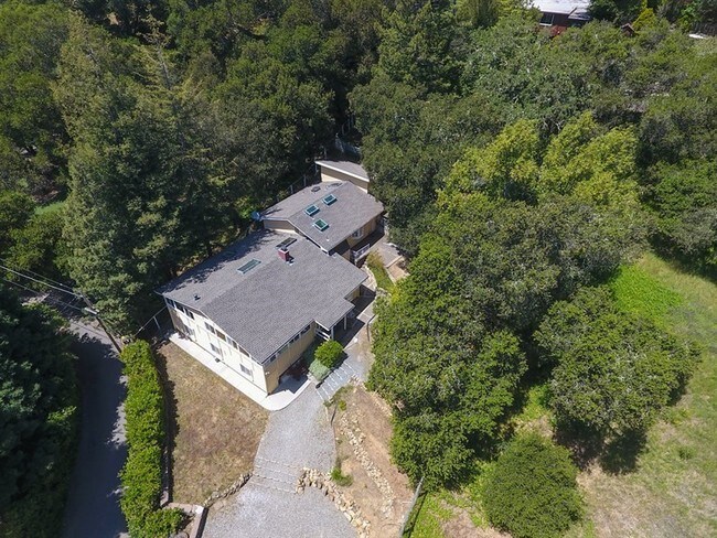 Building Photo - Central Woodside Rental
