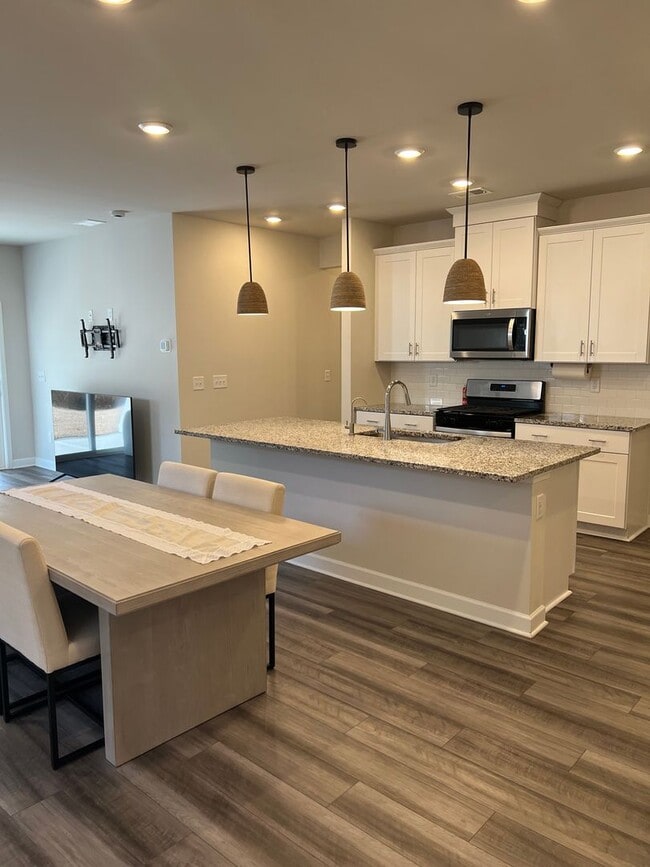 Foto del edificio - BEAUTIFUL 4 bedroom / 3 bath home located off Water Tower Road!