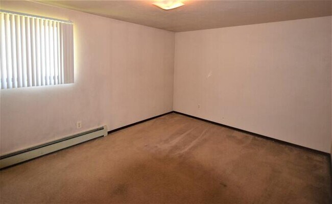 Building Photo - Hard To Find 1 Bedroom Lower-GB West