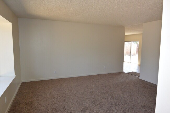 Foto del edificio - 1641 W Whitendale Ave
