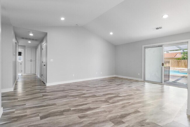 Building Photo - Fully Remodeled Los Banos 3/2 with Pool