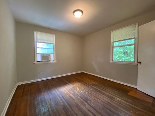 Building Photo - Cozy 2 Bedroom Duplex Available - Walk Dow...