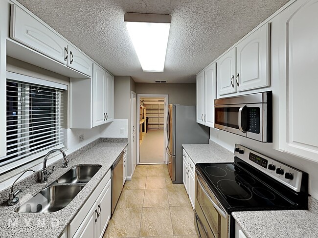 Building Photo - 2030 Shadow Pine Dr