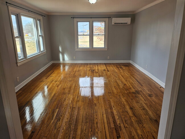 Foto del edificio - 46 Maxwell Dr