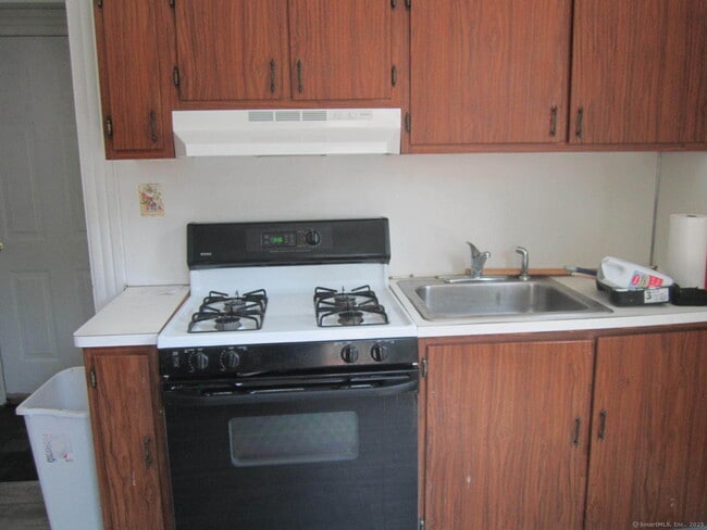 Building Photo - 84 Alcove St