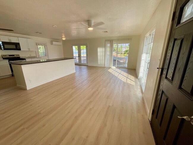 Building Photo - 3 bed 1 bath, Newly renovated, Ample Storage