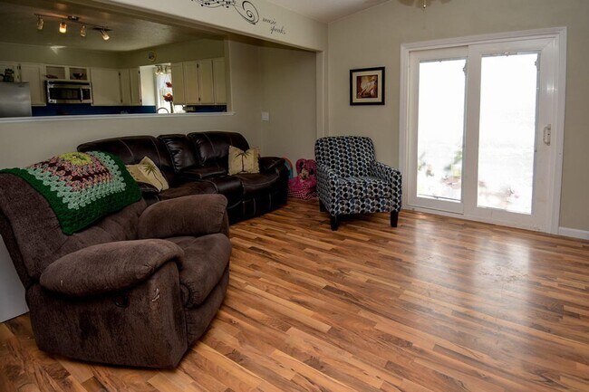 Foto del edificio - Bloomington Hills Beauty