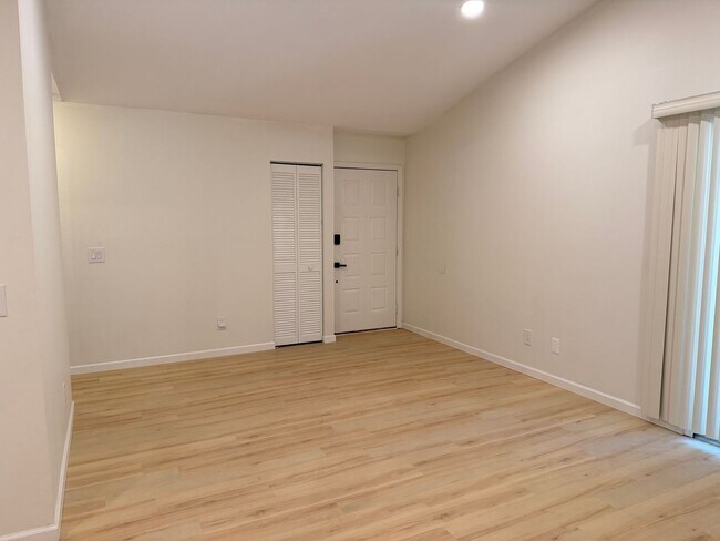 Building Photo - Remodeled One-Level Condo at Woodlake