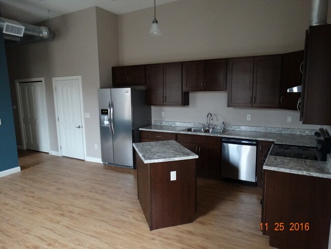 Building Photo - 211 E 2nd St