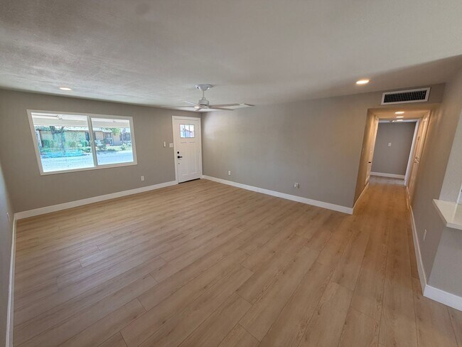 Foto del edificio - Stunning 3 bed / 2 bath remodeled Home in Phoenix with No HOA