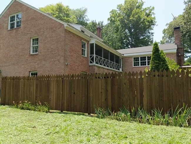 Building Photo - 418 W Dolphin St