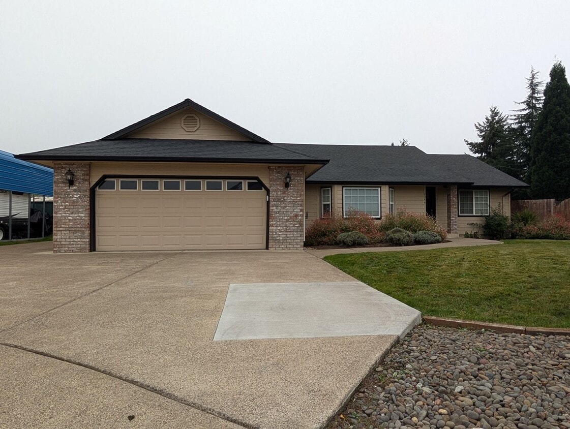 Foto principal - Single Story 3-Bedroom, 2-Bath Home In The...