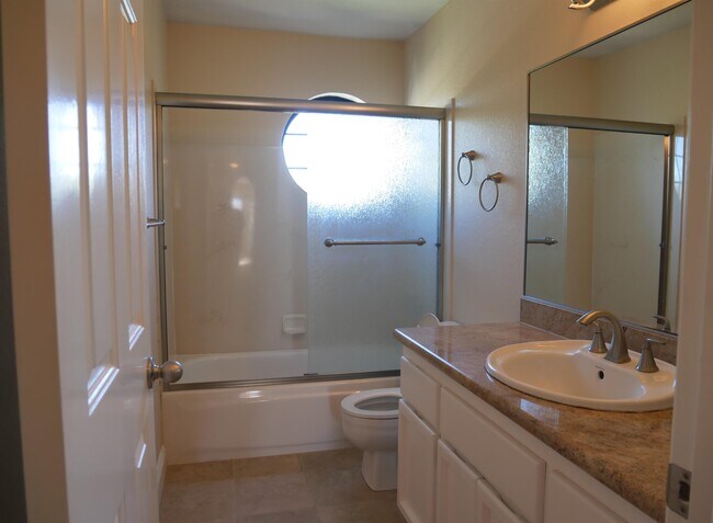 Foto del edificio - 5032 Lakeview Dr