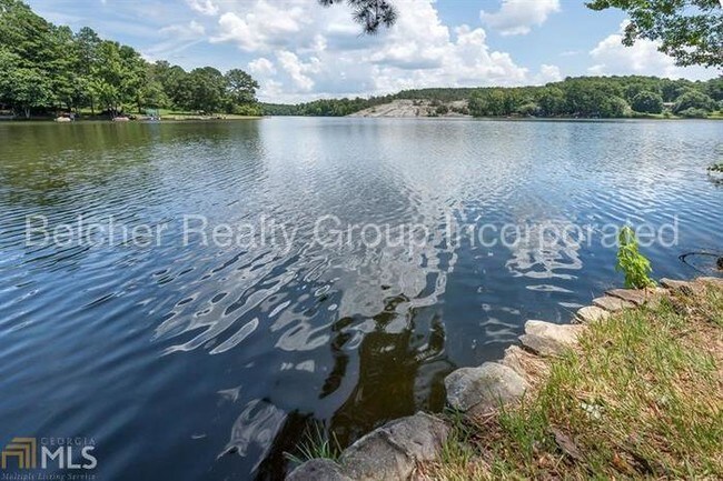 Foto del edificio - 2411 Lakeshore Dr NW