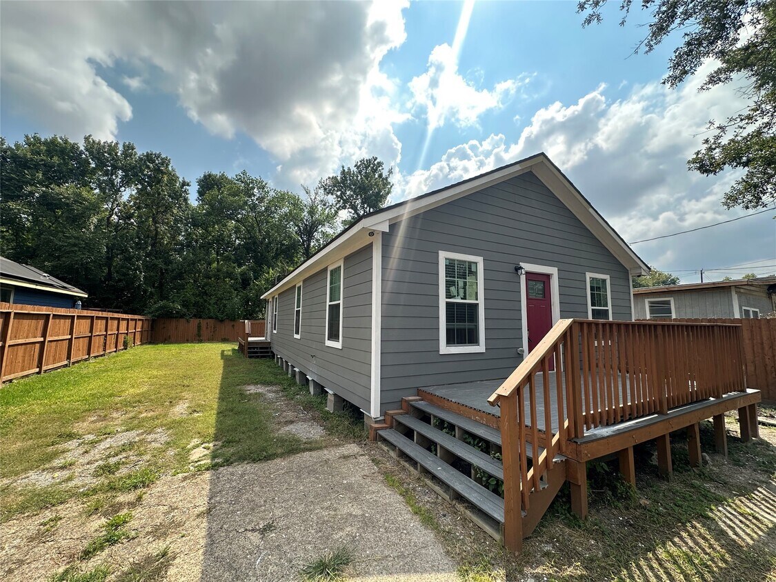 Foto principal - 5910 E Houston Rd