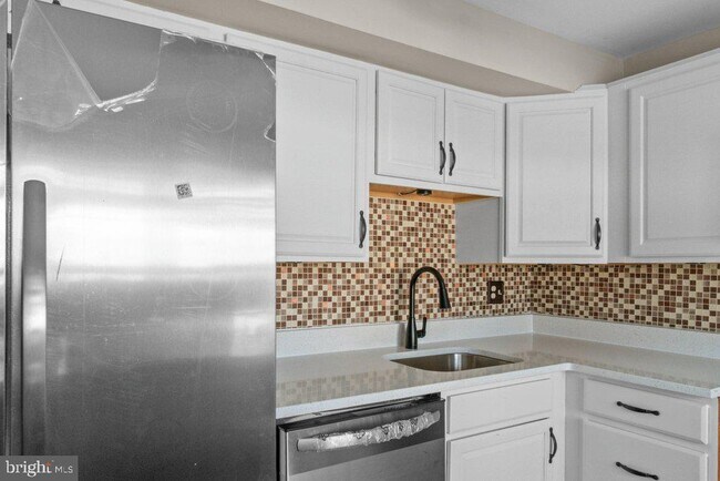 Building Photo - 5 Bardia Ct