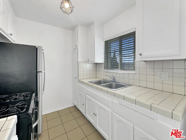 Building Photo - 5113 Roseland St