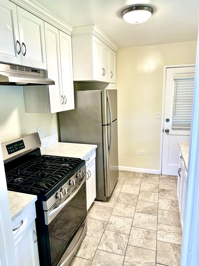 Kitchen with new finishes and appliances - 178 Cedar Crest Ave