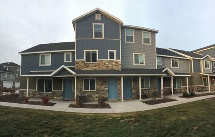 Primary Photo - Charming Vineyard 2 Story Townhome w/ 2 Ca...
