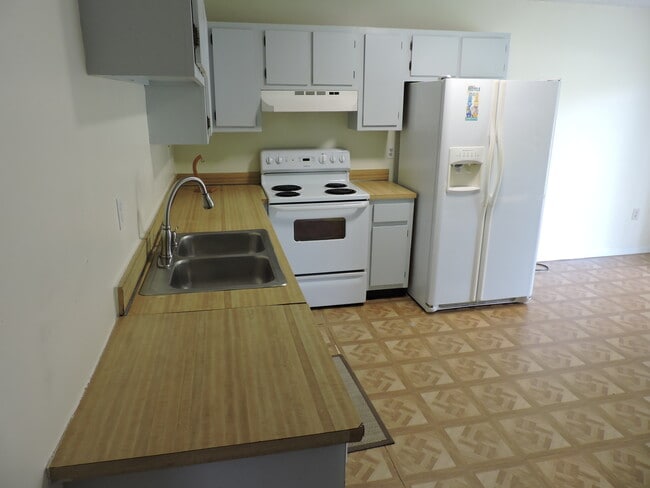 Building Photo - 508 Pinegrove Ave