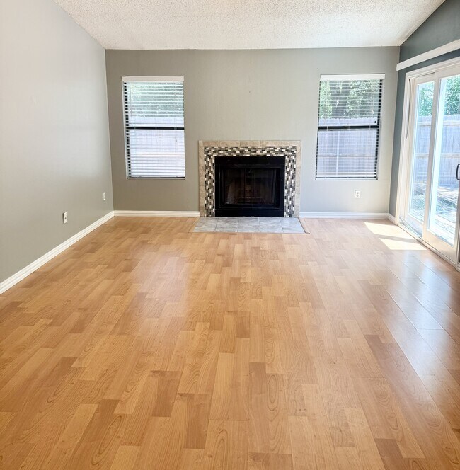 Foto del edificio - 512 Eberhart Ln