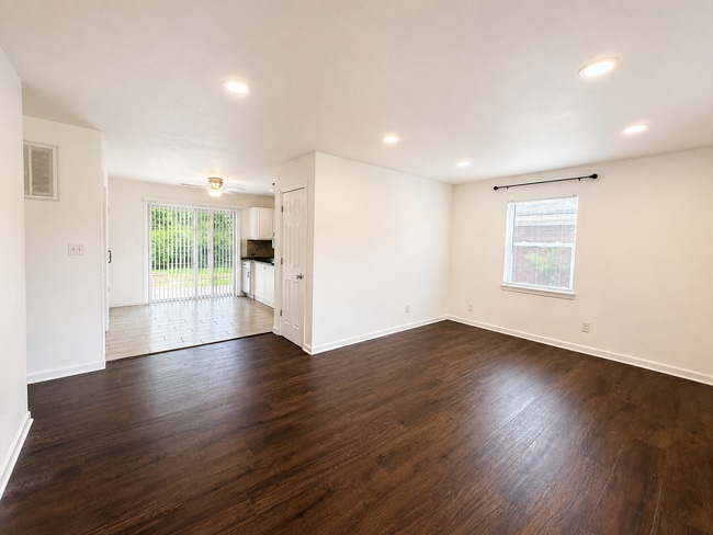 Building Photo - Charming 3-Bedroom Home in the Heart of Clarksville!