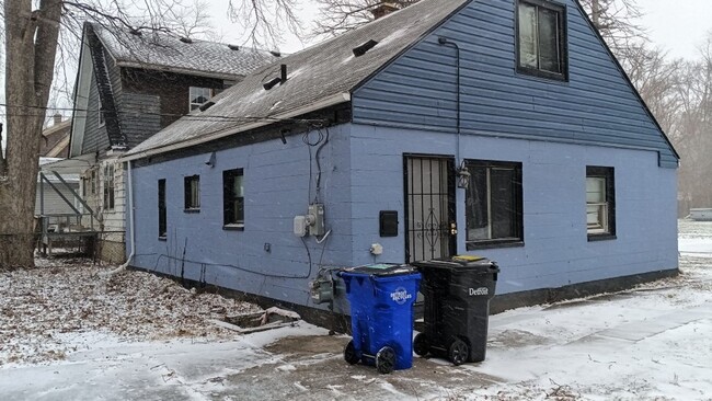 Foto del edificio - 4 bed, 1 bath bungalow NOW AVAILABLE!