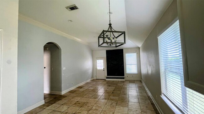 Building Photo - 2402 Raintree Village Dr