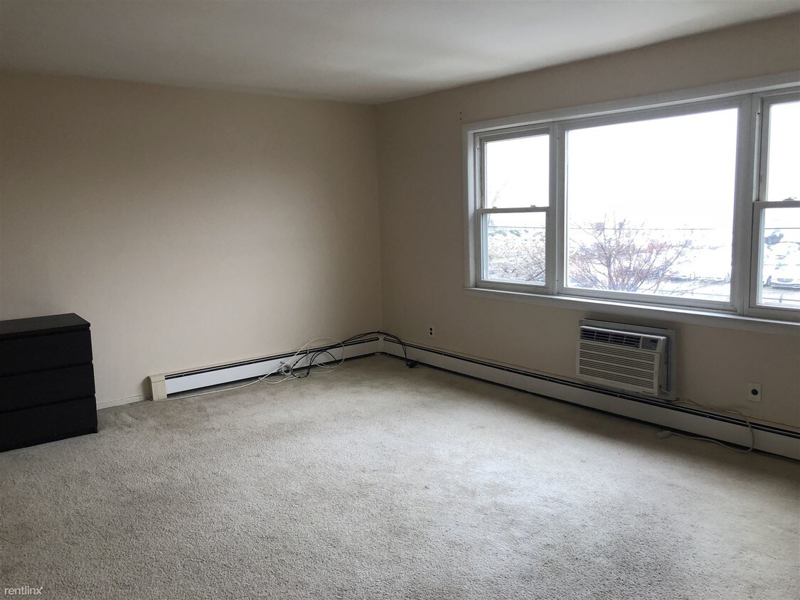 Primary Photo - 3 br, 1 bath Apartment - 2329 120th St