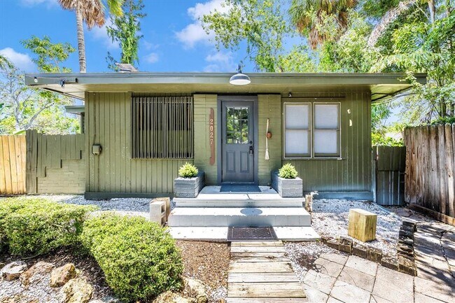 Building Photo - 2027 Panama Dr
