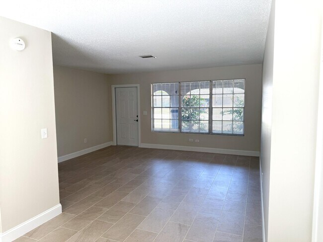 Building Photo - 333 NE Floresta Dr