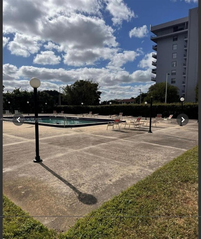 Foto del edificio - 15600 NW 7th Ave